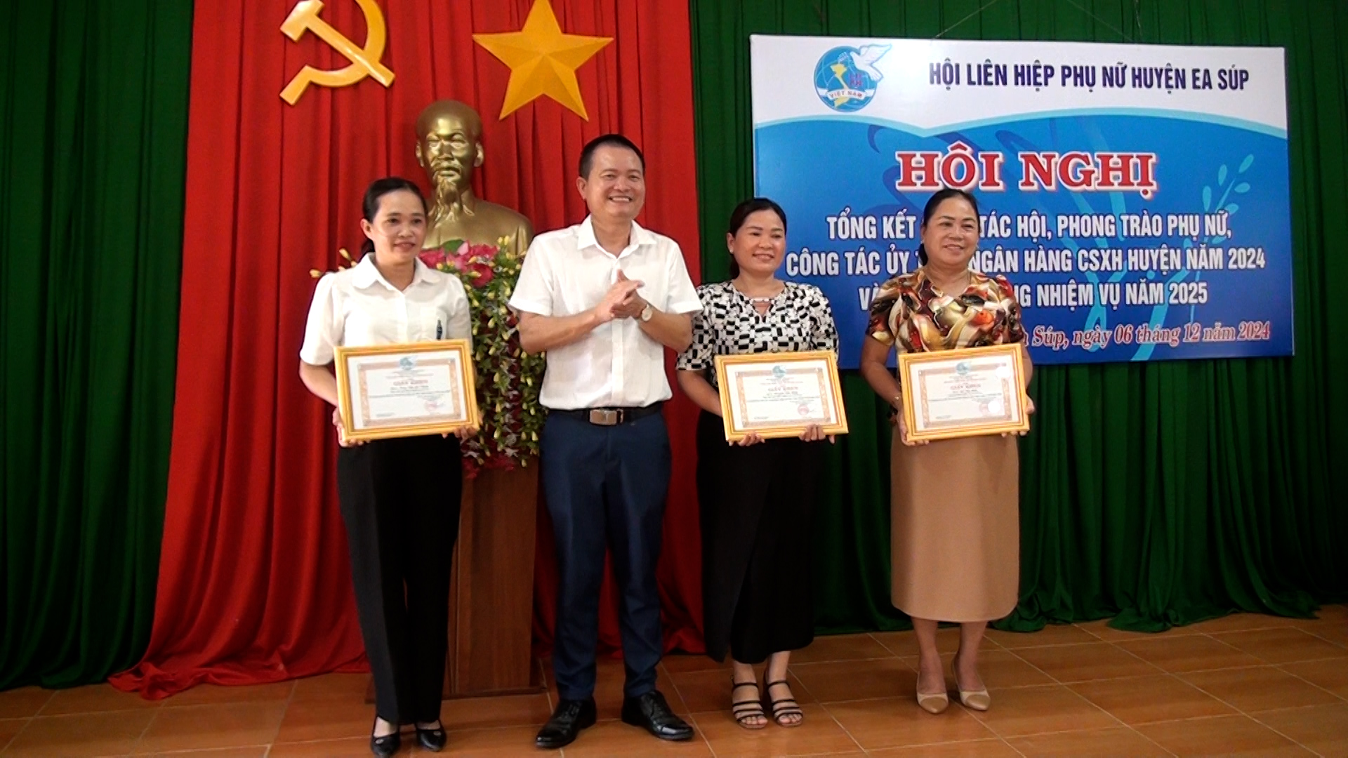 Trao tặng giấy khen cho các cá nhân và tập thể có thành tích trong công tác ủy thác vốn vay NHCSXH